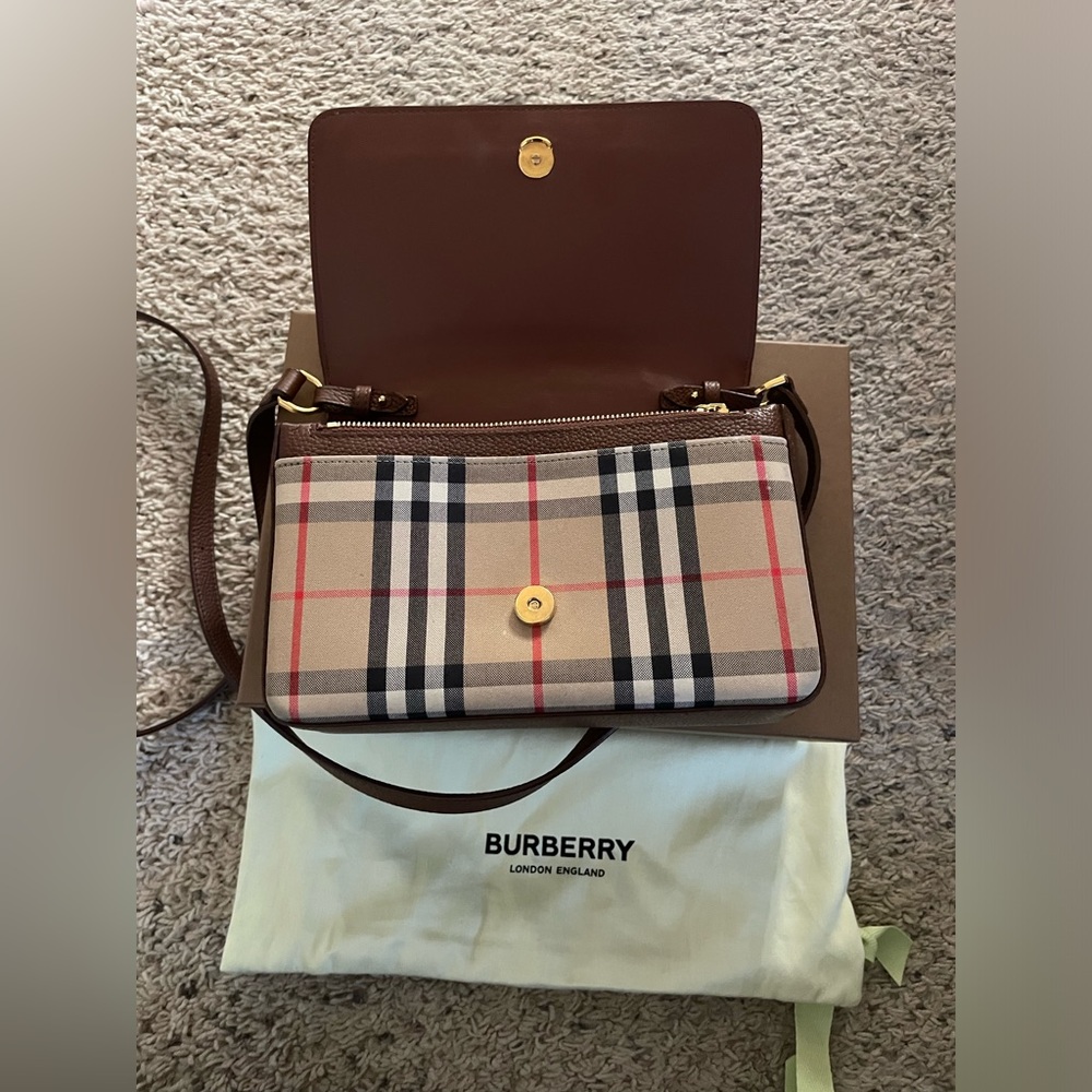 Burberry New Hampshire Crossbody - Picture 13 of 16